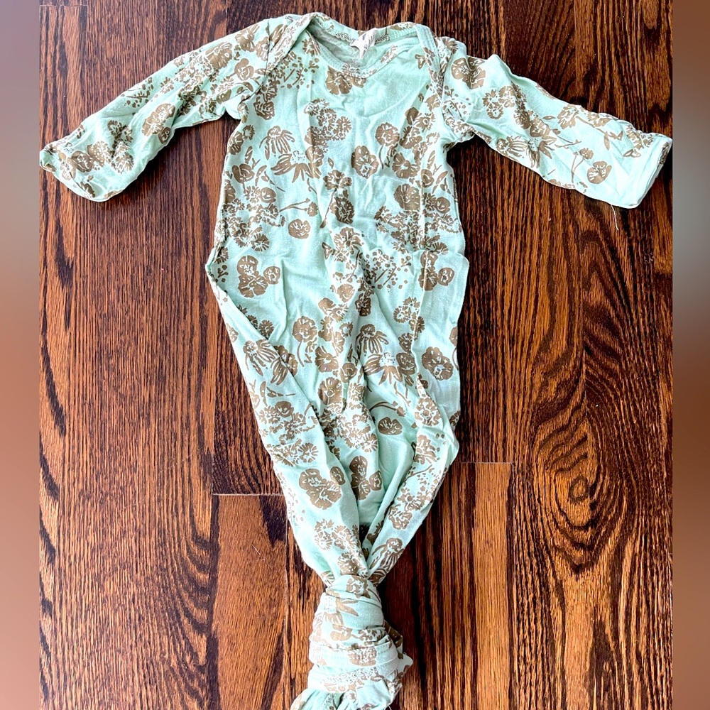 Kate Quinn newborn gown. 0-3m